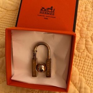 2001 Goldtone L’Homme Puet Embellir La Terre